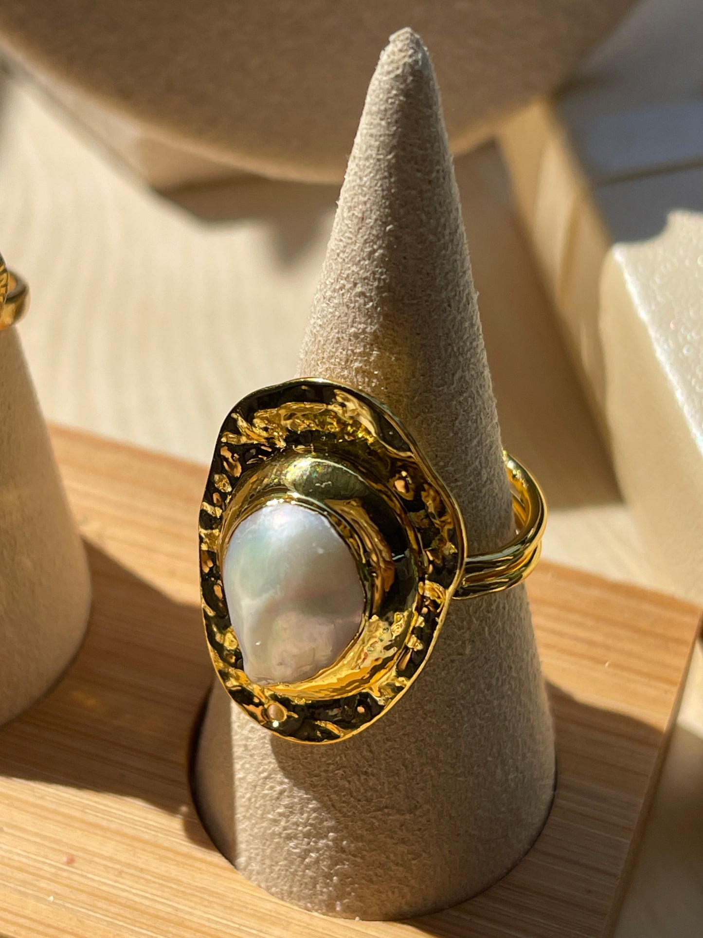 Anillo de perla barroca