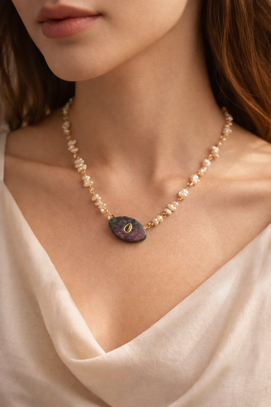 Rubí-zoisita y perlas