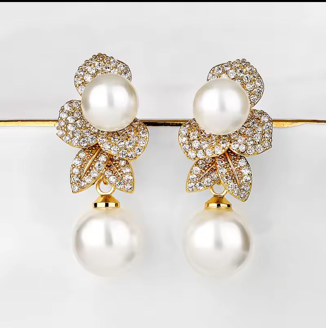 Arete flor perla