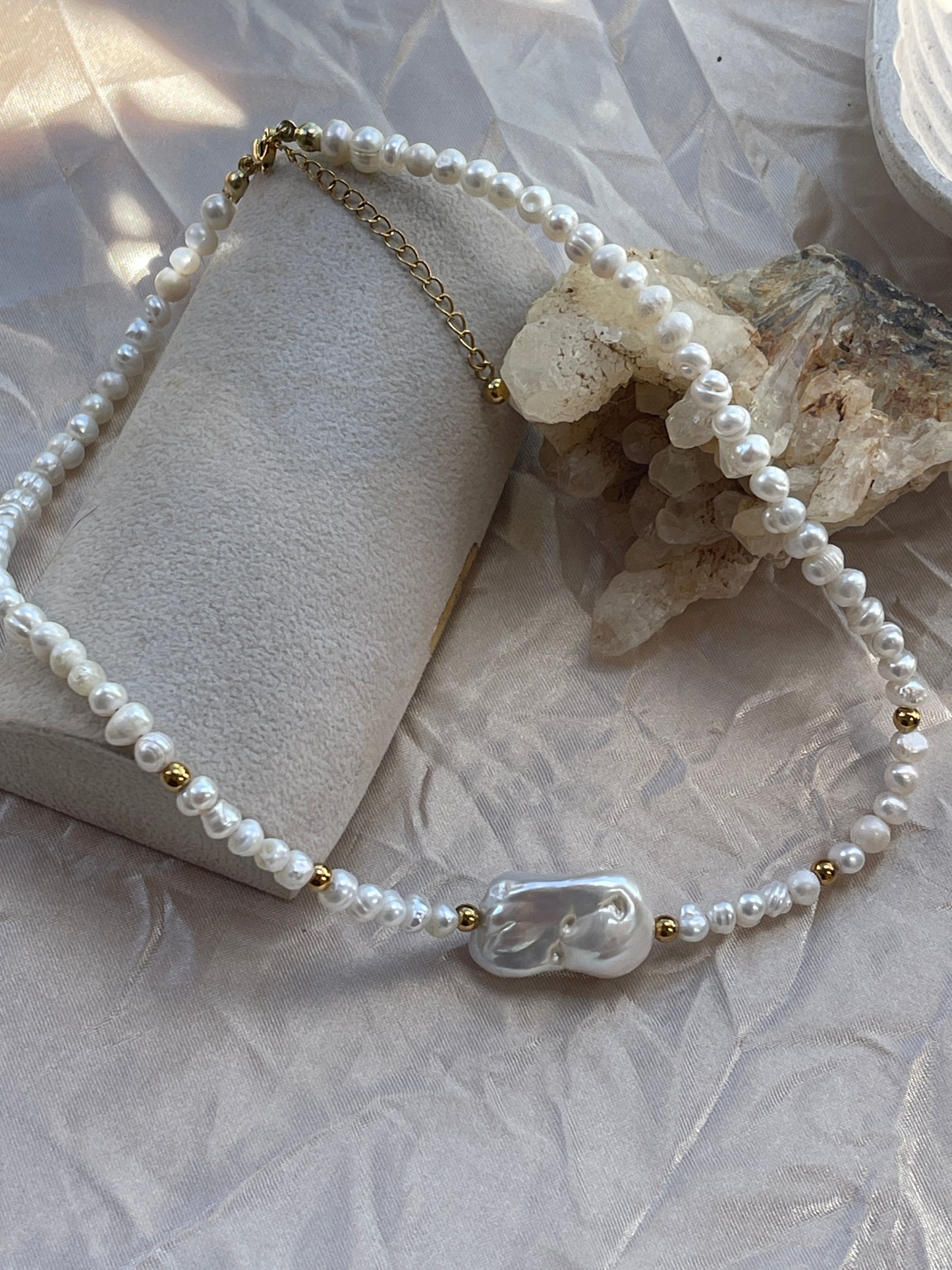 Collar con perla barroca