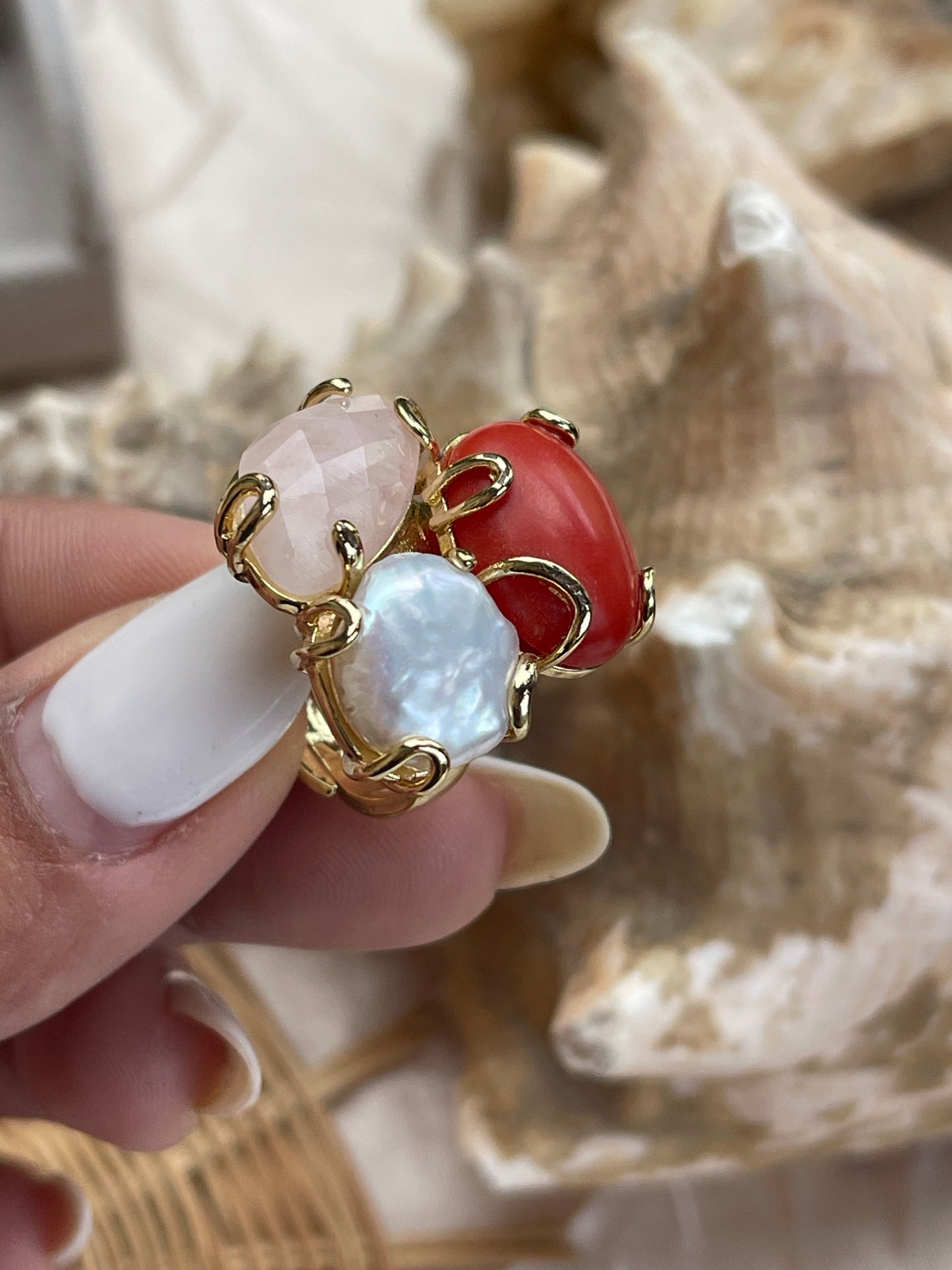 Anillo de perla barroca y piedra natural