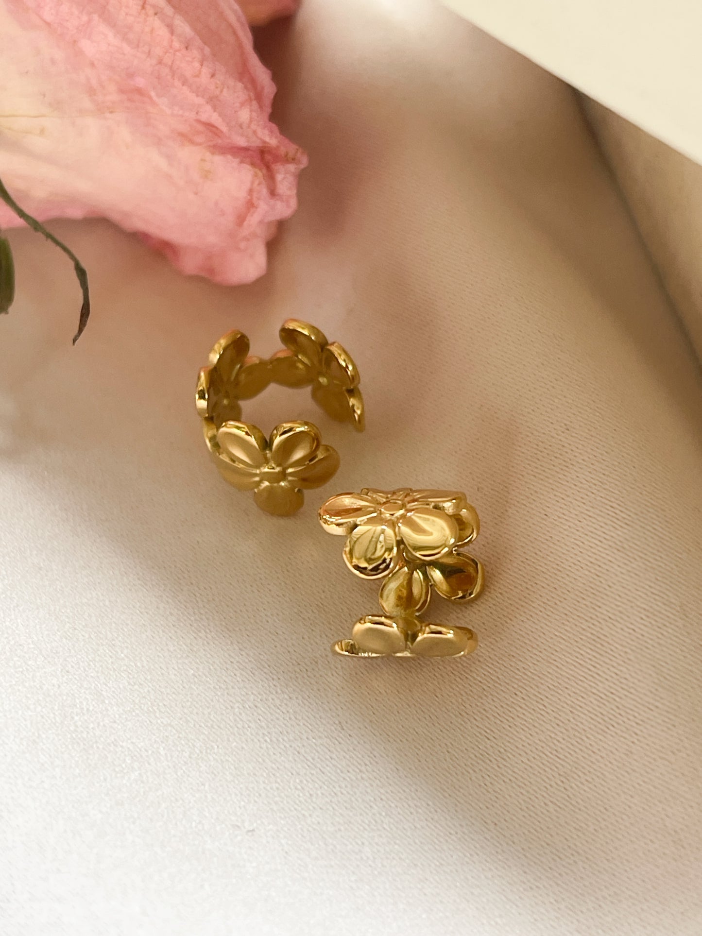 Ear cuff