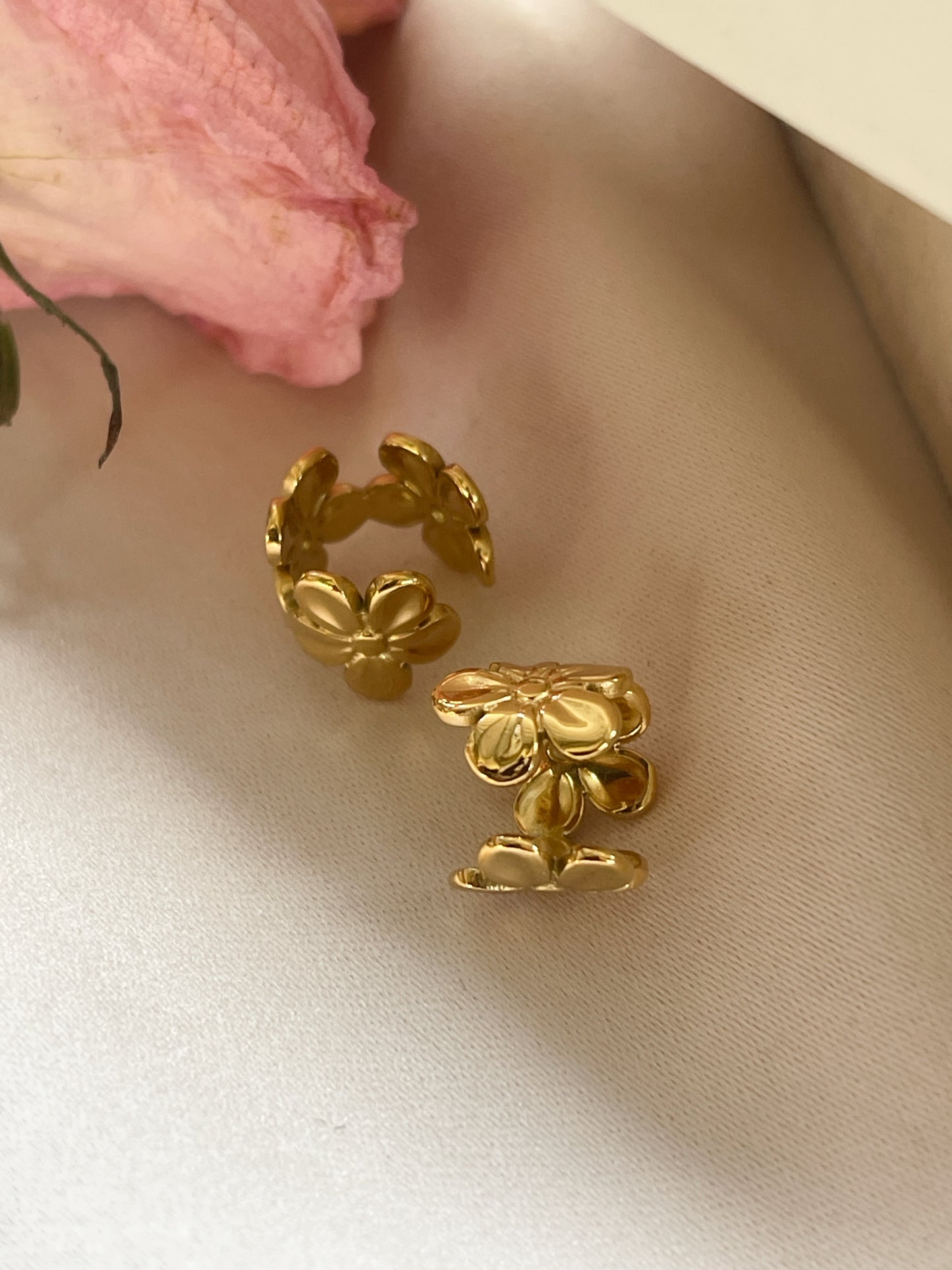 Ear cuff