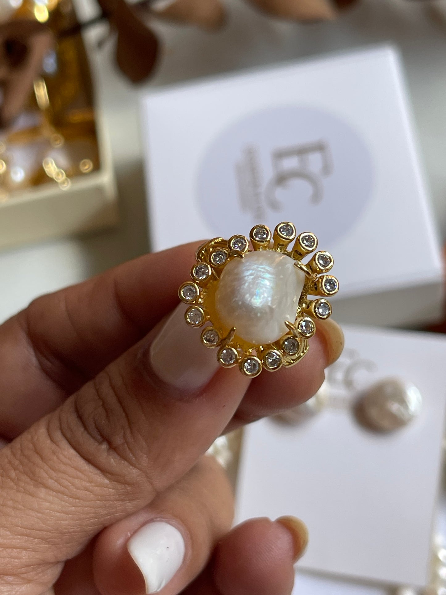 Anillo de perla barroca