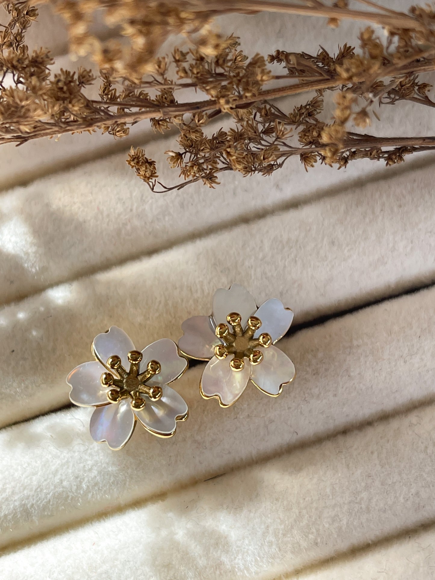 Arete flor nácar