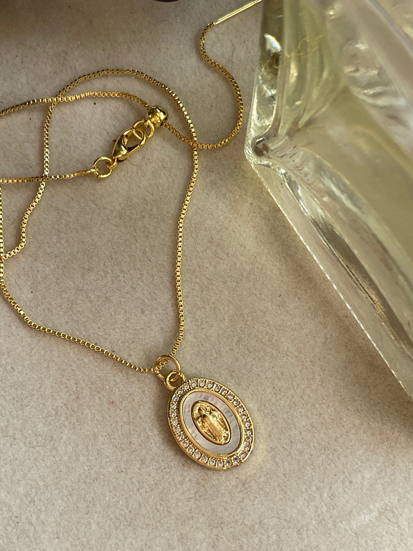 Cadena virgen nácar