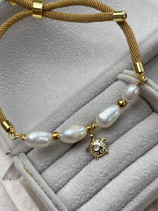 Pulsera de perla y dije de tortuga