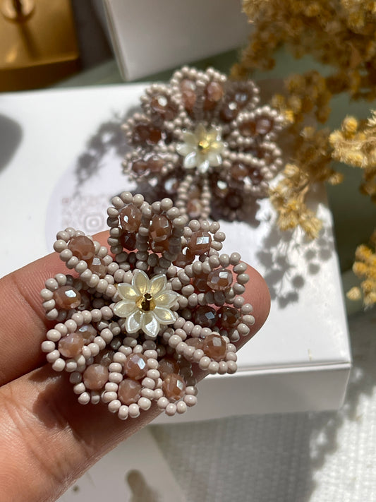 Arete tejido flor