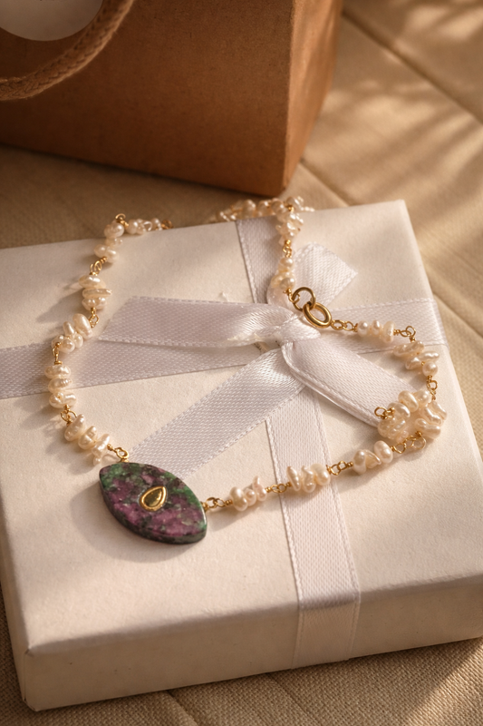 Rubí-zoisita y perlas