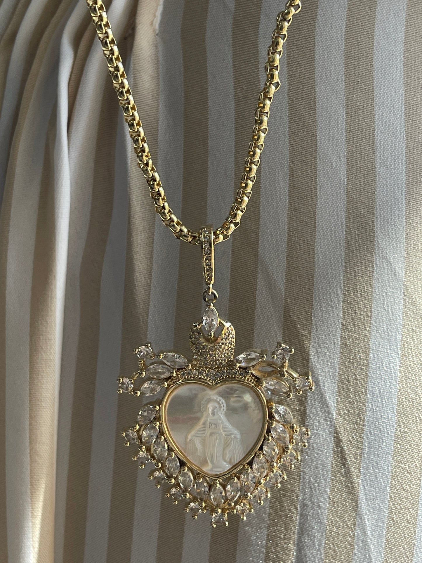 Cadena virgen nácar