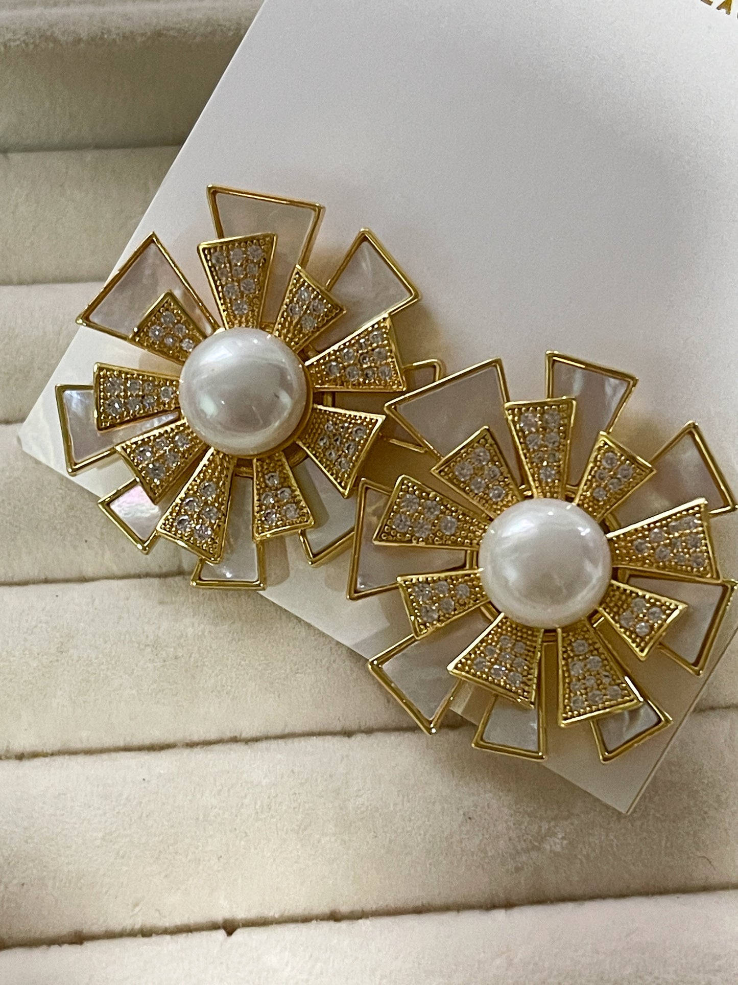 Arete nácar en flor