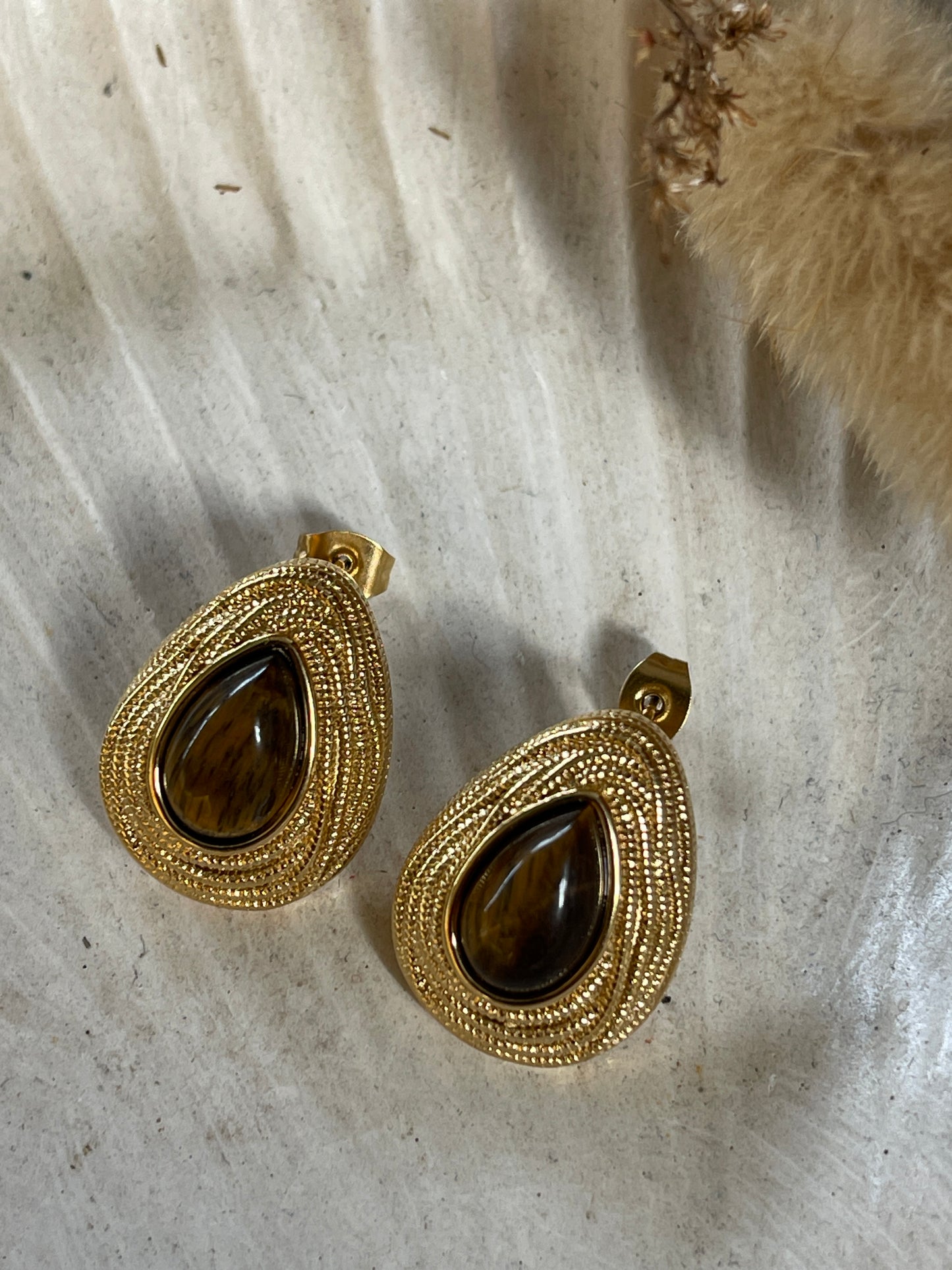 Arete gota ojo de tigre