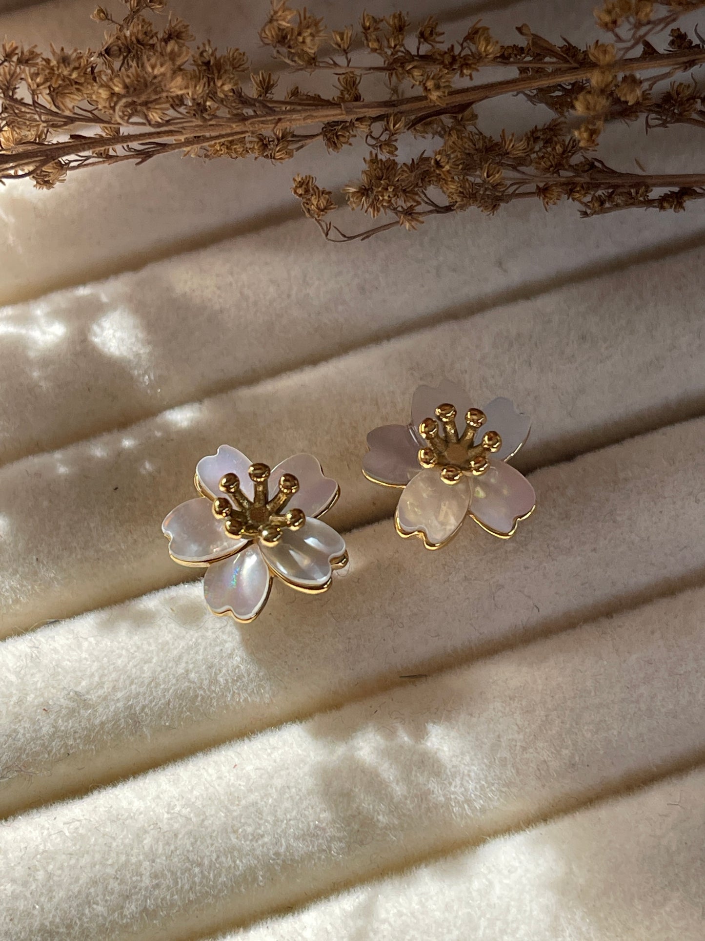 Arete flor nácar