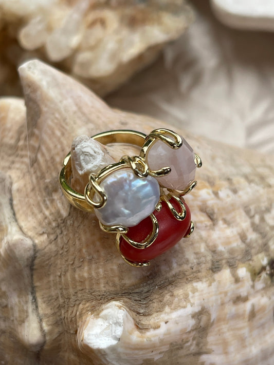 Anillo de perla barroca y piedra natural