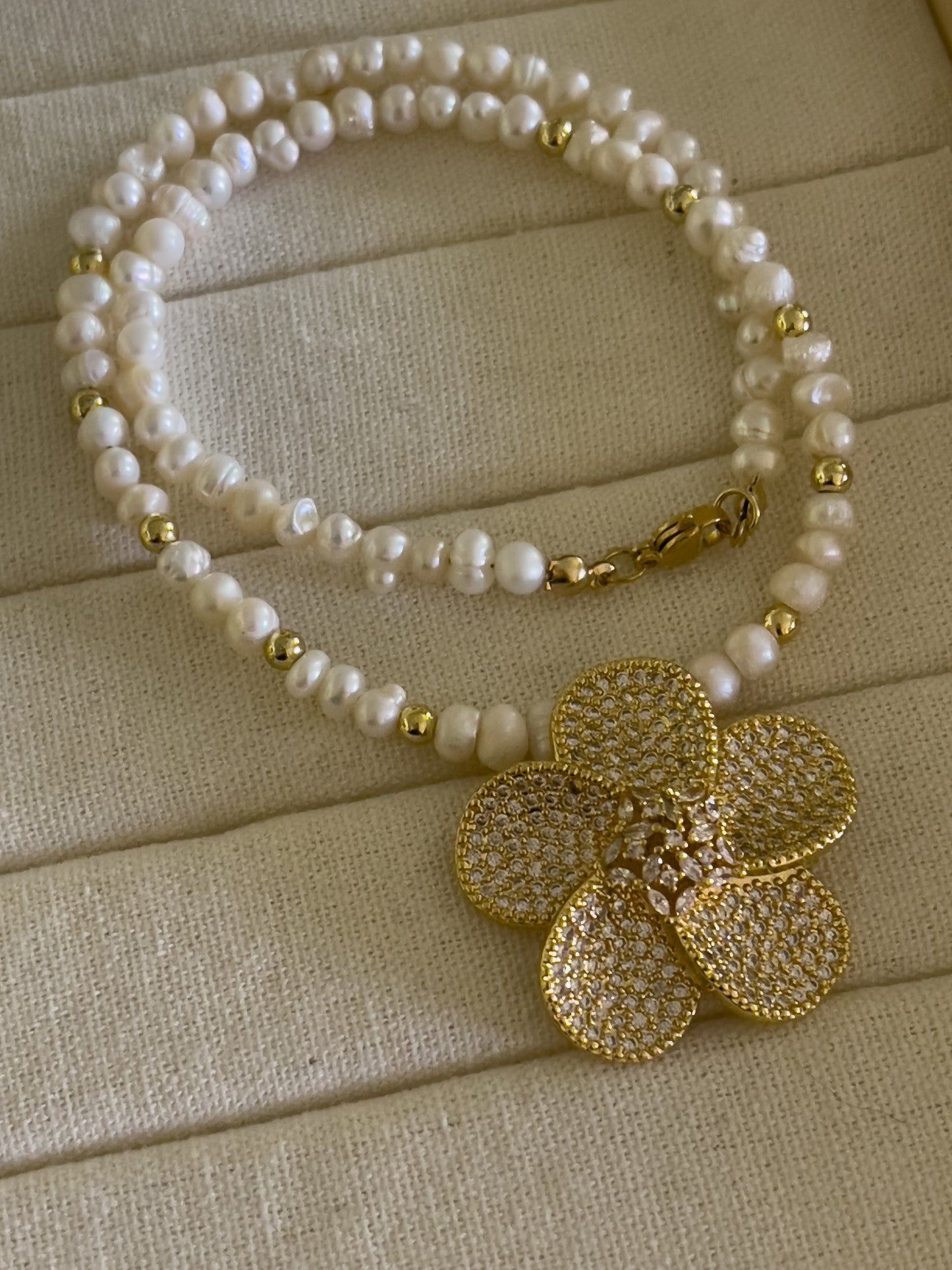Collar flor perla